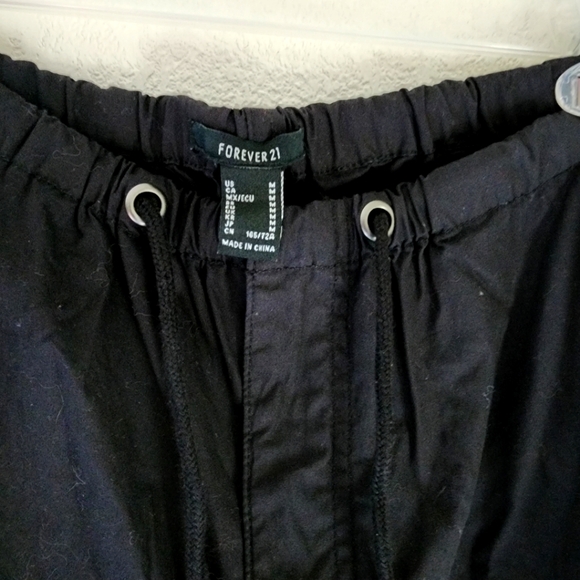 Forever 21 Womens Cotton Black Cargo Pants NWT Size Medium - Picture 3 of 8